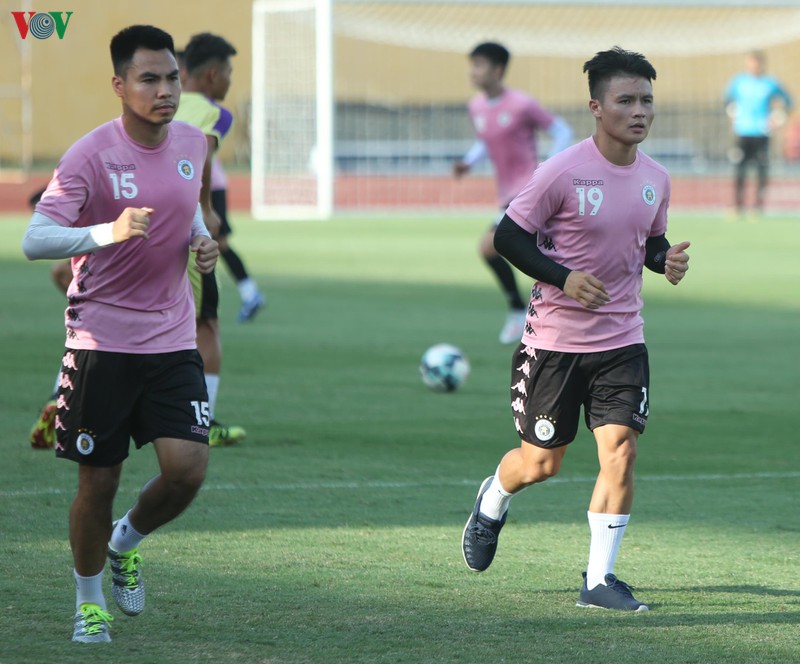 quang hai va tru cot chan thuong, ha noi fc phai don cau thu tre len tap luyen hinh 1
