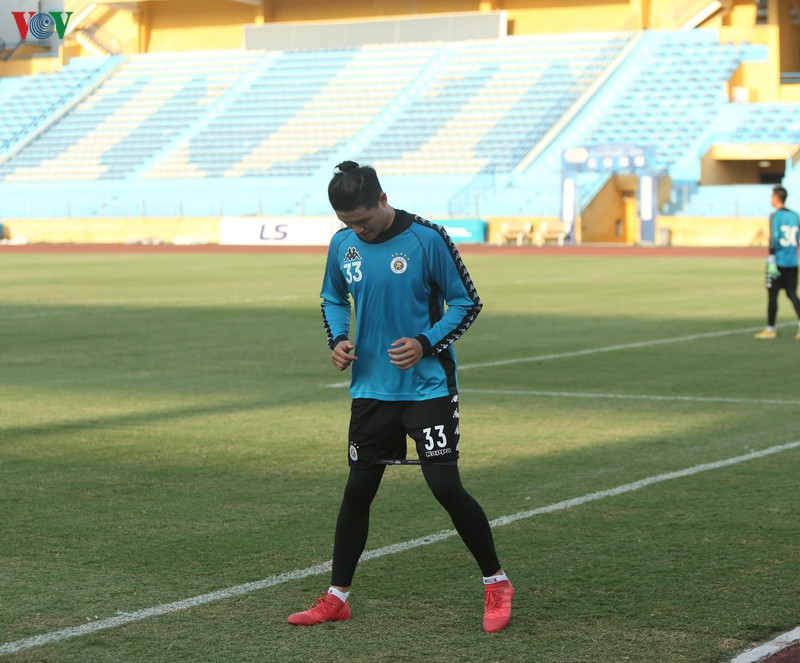 quang hai va tru cot chan thuong, ha noi fc phai don cau thu tre len tap luyen hinh 7