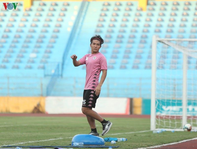 quang hai va tru cot chan thuong, ha noi fc phai don cau thu tre len tap luyen hinh 6
