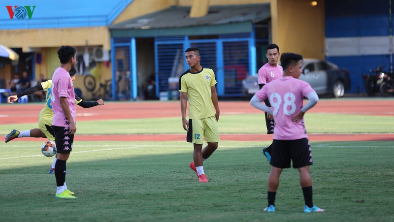 quang hai va tru cot chan thuong, ha noi fc phai don cau thu tre len tap luyen hinh 8