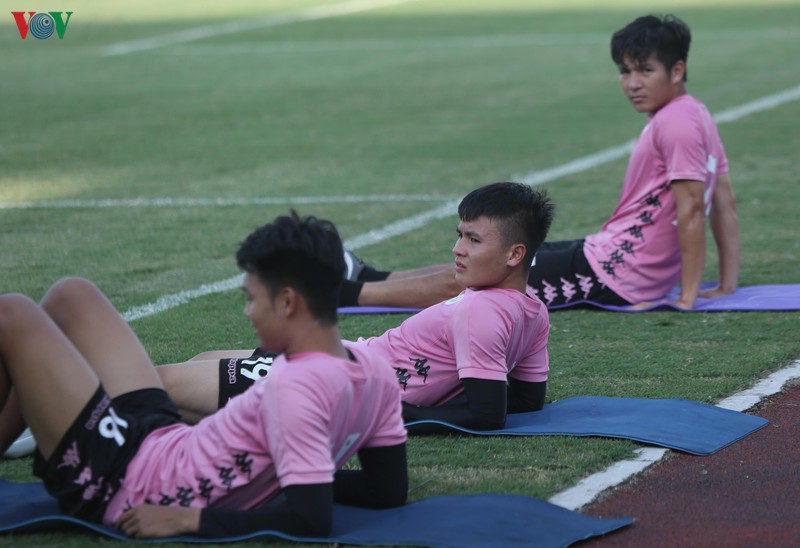 quang hai va tru cot chan thuong, ha noi fc phai don cau thu tre len tap luyen hinh 2