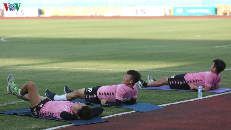 quang hai va tru cot chan thuong, ha noi fc phai don cau thu tre len tap luyen hinh 3