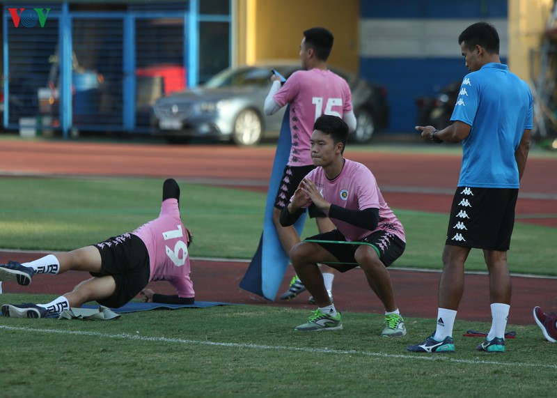 quang hai va tru cot chan thuong, ha noi fc phai don cau thu tre len tap luyen hinh 4