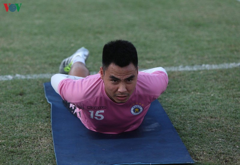 quang hai va tru cot chan thuong, ha noi fc phai don cau thu tre len tap luyen hinh 5