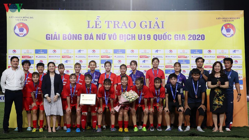 chum anh: ha noi lap hat-trick vo dich giai bong da u19 nu quoc gia hinh 11