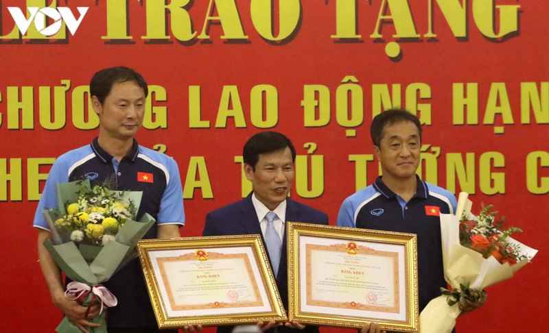 hlv park hang seo xuc dong khi nhan huan chuong lao dong hang nhi hinh 2