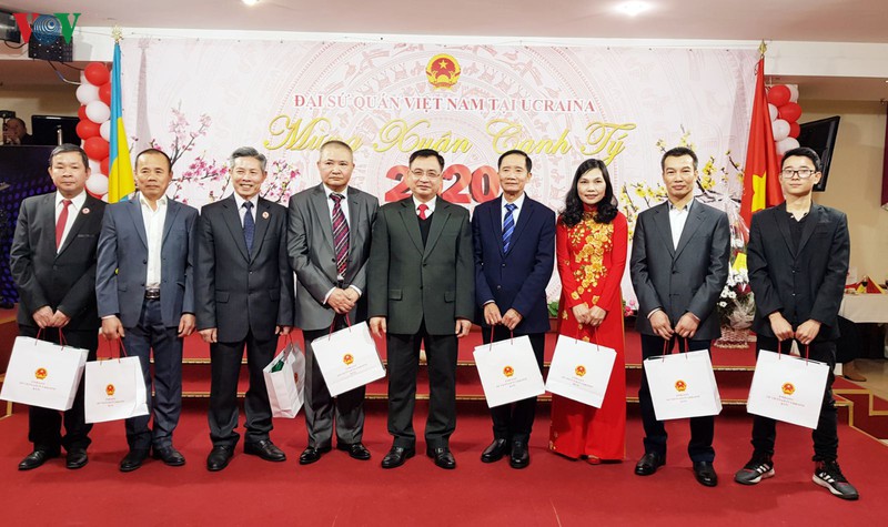 dai su quan viet nam tai ukraine don tet co truyen nam 2020  hinh 2