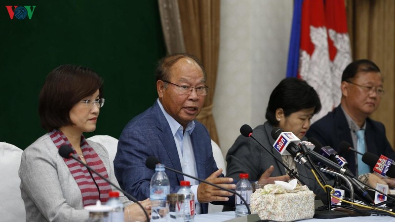 du thuyen bi cach ly vi covid-19 tai campuchia co 7 nguoi viet nam hinh 1