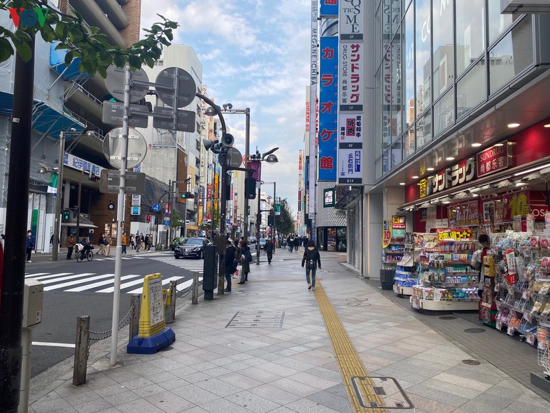 nhat ban lo ngai lan song covid-19 thu 2, tokyo sap noi long lenh han che hinh 1