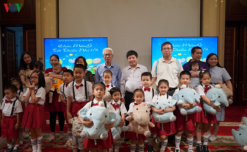 dsq viet nam tai bac kinh, trung quoc to chuc ngay quoc te thieu nhi hinh 3