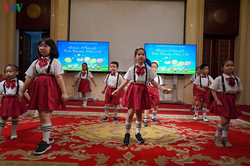 dsq viet nam tai bac kinh, trung quoc to chuc ngay quoc te thieu nhi hinh 6