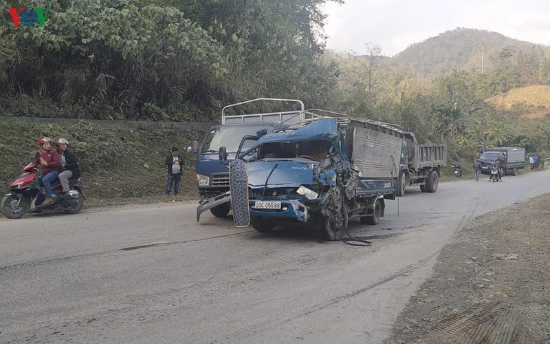 tai nan giao thong lien hoan giua xe bon, 3 xe tai va 1 xe may  hinh 2