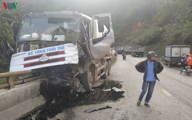 tai nan giao thong lien hoan giua xe bon, 3 xe tai va 1 xe may  hinh 1