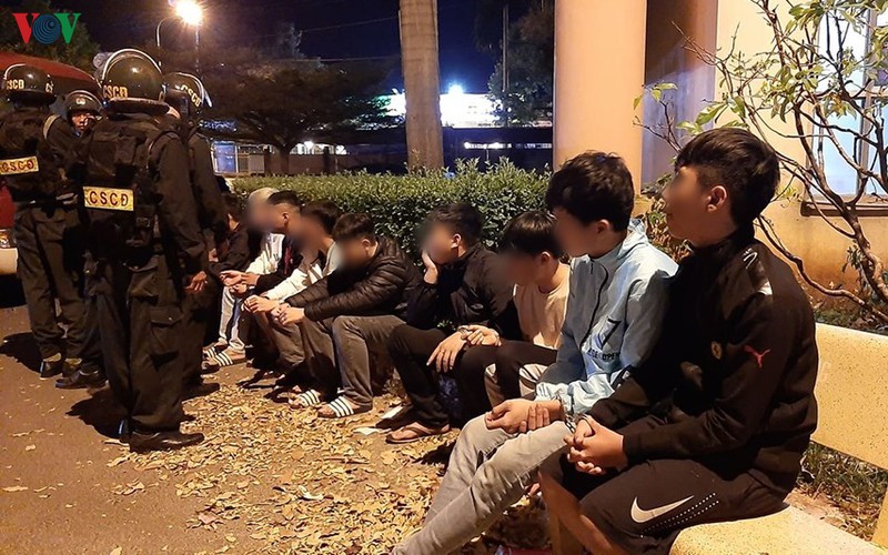 huy dong 100 cscd ngan chan hai nhom thieu nien hon chien trong dem hinh 2