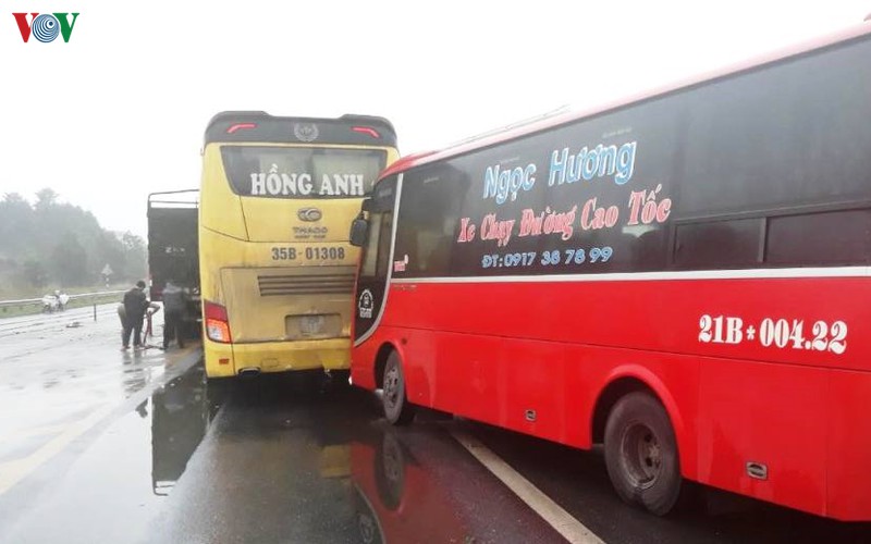 4 o to hu hong trong tai nan lien hoan tren cao toc noi bai-lao cai hinh 2