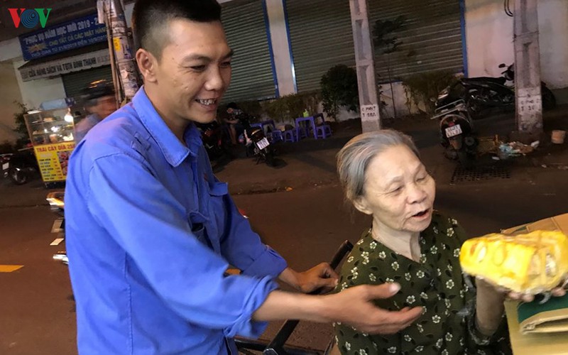 tet am ap cua con trai cho me di nhat ve chai dem hinh 2