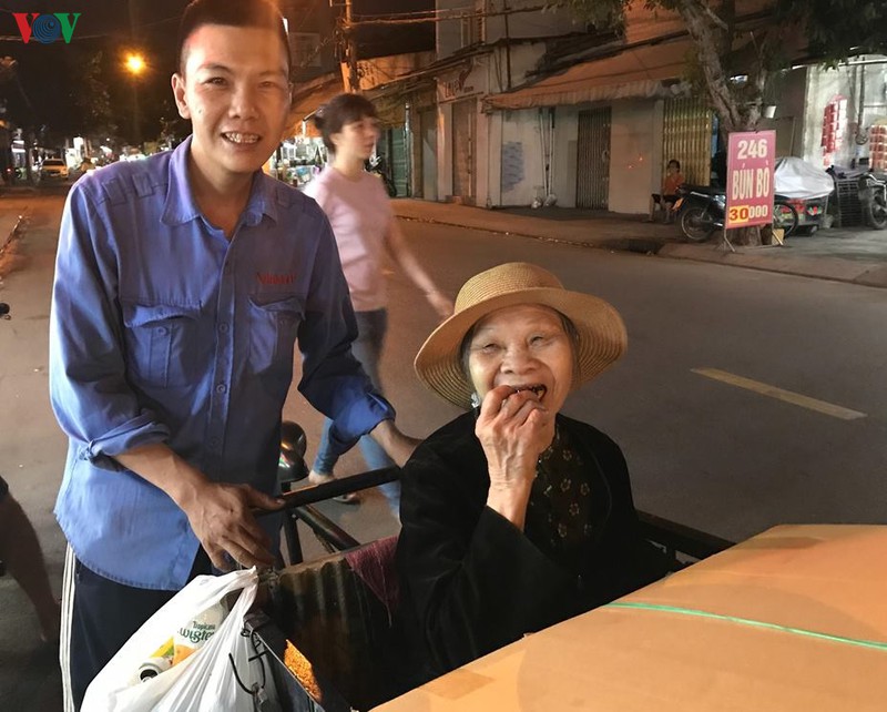 tet am ap cua con trai cho me di nhat ve chai dem hinh 3