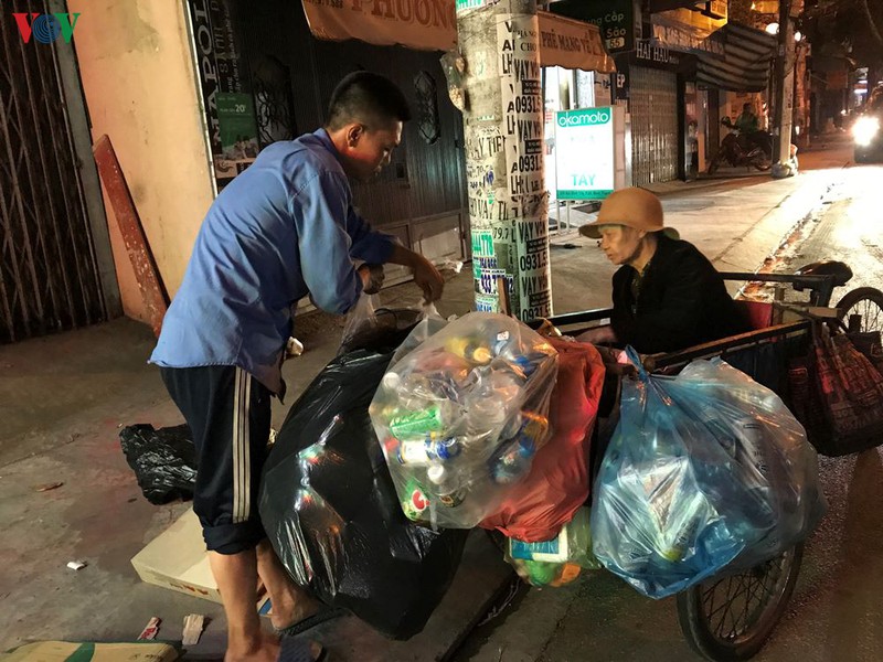 tet am ap cua con trai cho me di nhat ve chai dem hinh 1