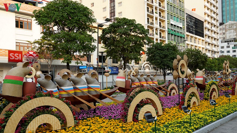 anh: duong hoa nguyen hue ruc ro truoc gio khai mac hinh 10
