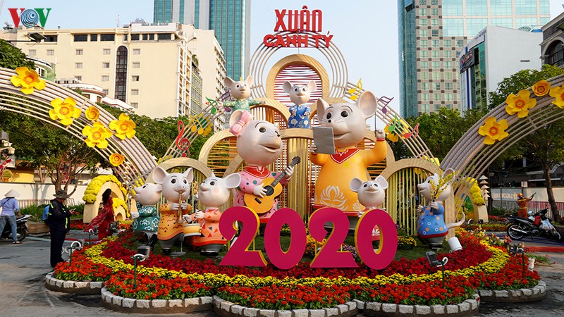 anh: duong hoa nguyen hue ruc ro truoc gio khai mac hinh 1