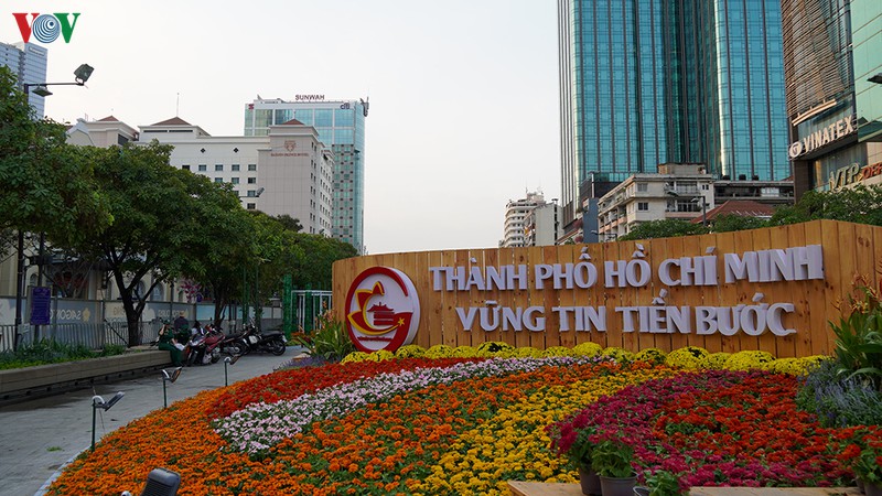 anh: duong hoa nguyen hue ruc ro truoc gio khai mac hinh 19