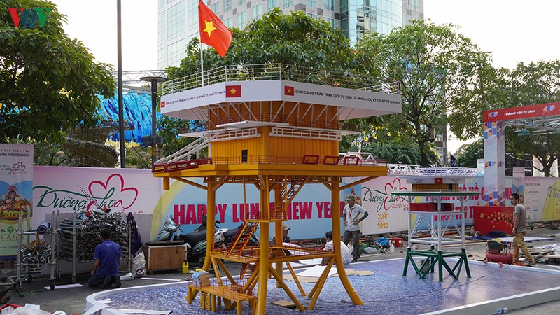 anh: duong hoa nguyen hue ruc ro truoc gio khai mac hinh 24