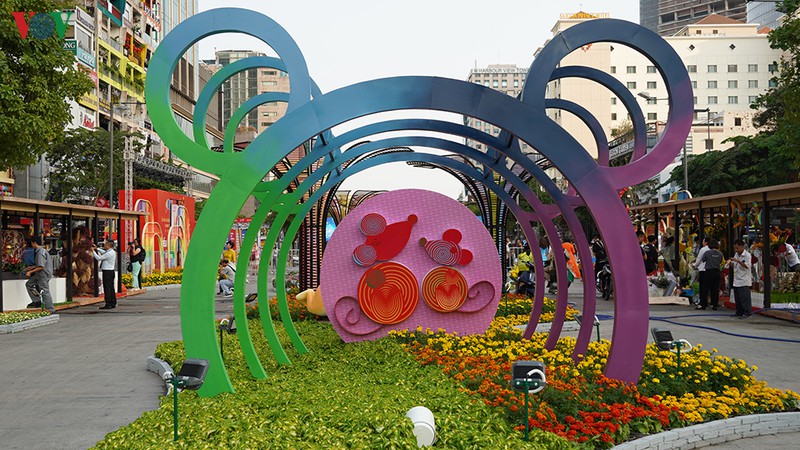 anh: duong hoa nguyen hue ruc ro truoc gio khai mac hinh 2