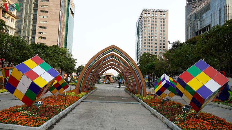 anh: duong hoa nguyen hue ruc ro truoc gio khai mac hinh 4