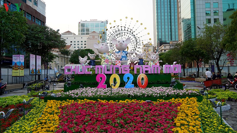 anh: duong hoa nguyen hue ruc ro truoc gio khai mac hinh 23