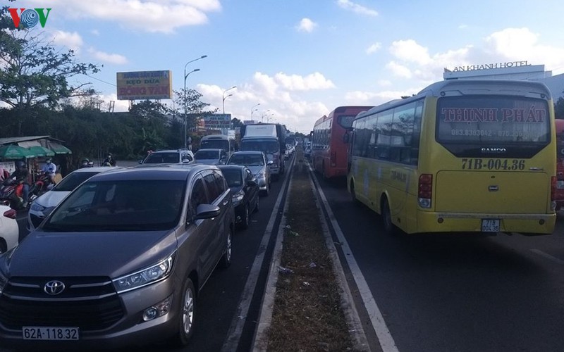 cua ngo mien tay huong ve tp hcm ket cung chieu mung 5 tet hinh 2