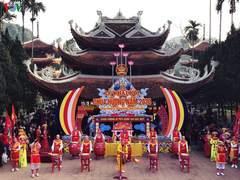 den hen lai len: mung 6 ru nhau di khai hoi chua huong hinh 12