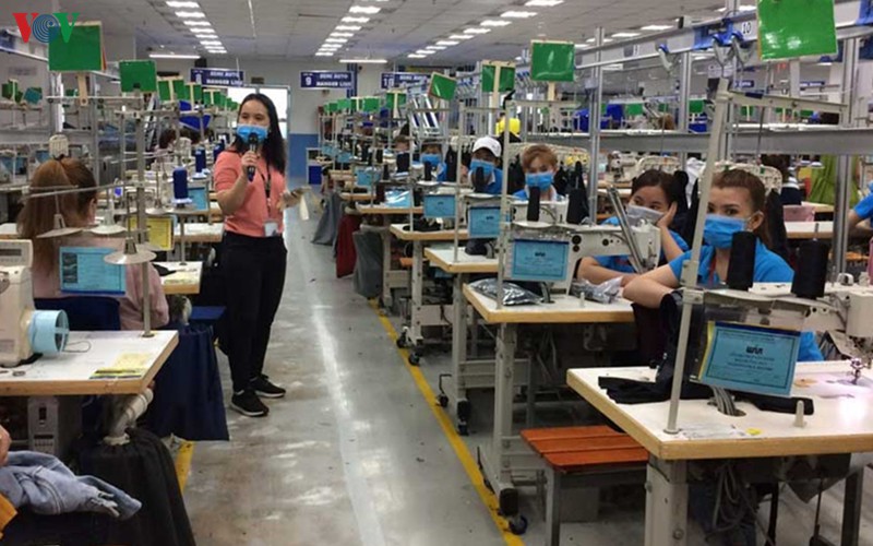 do than nhiet cong nhan truoc khi vao xuong giua mua dich corona hinh 3