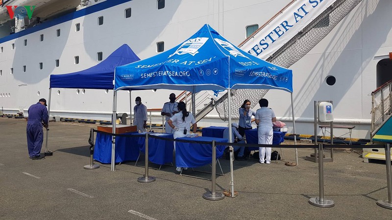 kiem tra y te, phat khau trang mien phi cho du khach cap cang sai gon hinh 1