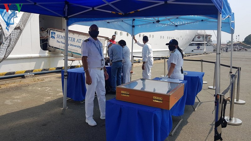 kiem tra y te, phat khau trang mien phi cho du khach cap cang sai gon hinh 2