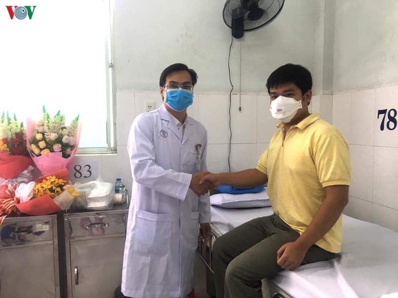 chuyen dieu tri cho benh nhan nhiem virus corona tai benh vien cho ray hinh 1