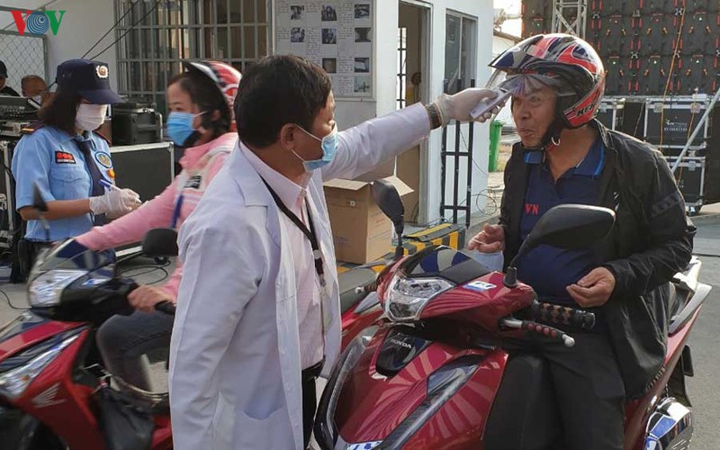 do than nhiet cong nhan truoc khi vao xuong giua mua dich corona hinh 1