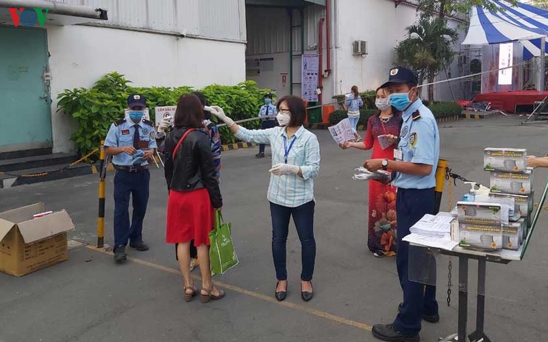 do than nhiet cong nhan truoc khi vao xuong giua mua dich corona hinh 2