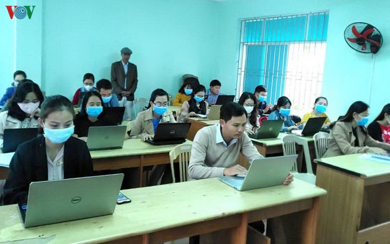 hoc sinh quang tri on bai truc tuyen tai nha giua dich corona hinh 1