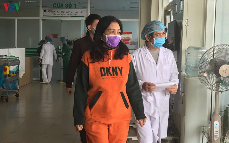 hai nguoi benh nhiem covid-19 cam on bac si ngay xuat vien hinh 1