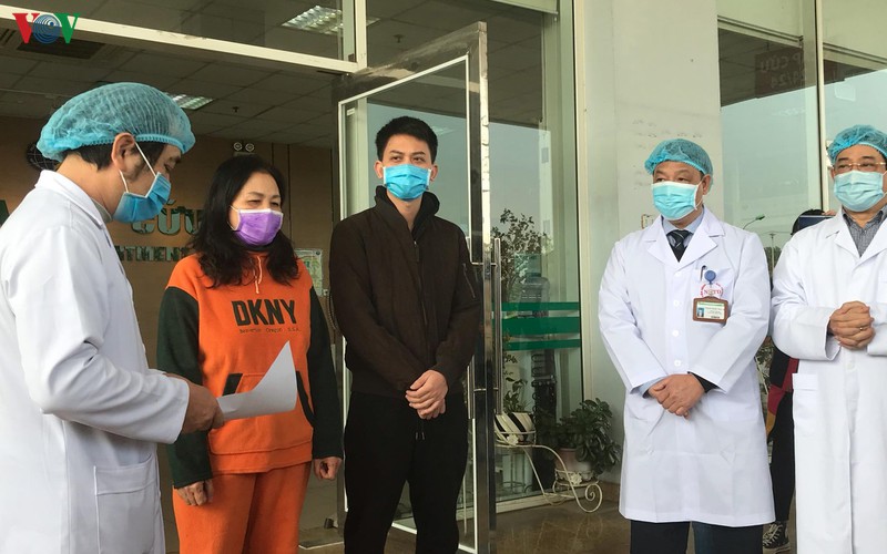 hai nguoi benh nhiem covid-19 cam on bac si ngay xuat vien hinh 2