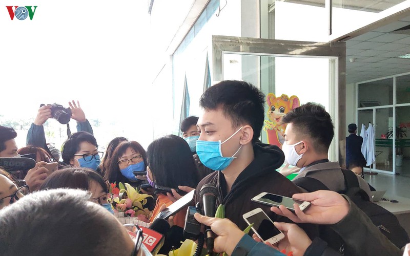 hai nguoi benh nhiem covid-19 cam on bac si ngay xuat vien hinh 3