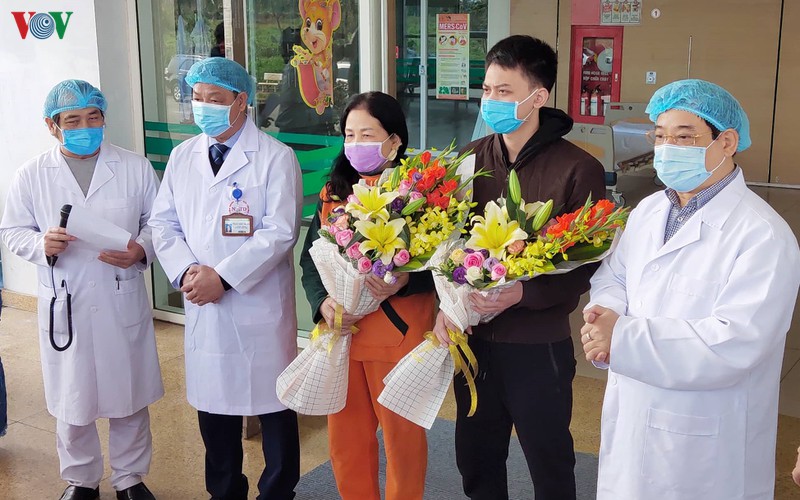 hai nguoi benh nhiem covid-19 cam on bac si ngay xuat vien hinh 4