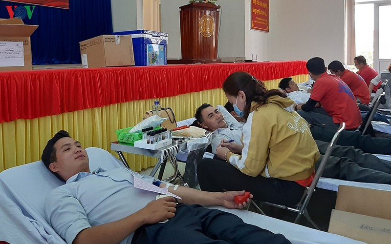 hang tram nguoi kon tum hien mau giua mua dich covid-19 hinh 1
