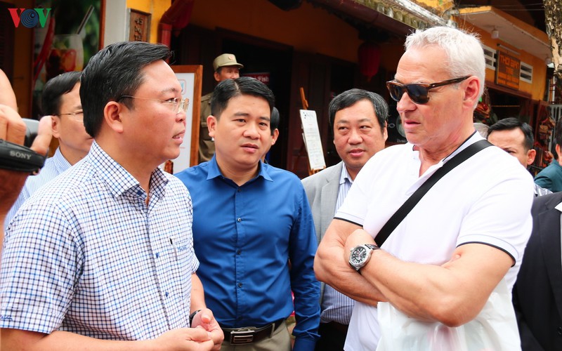 chu tich tinh quang nam tro chuyen voi khach tay giua pho co hoi an hinh 1