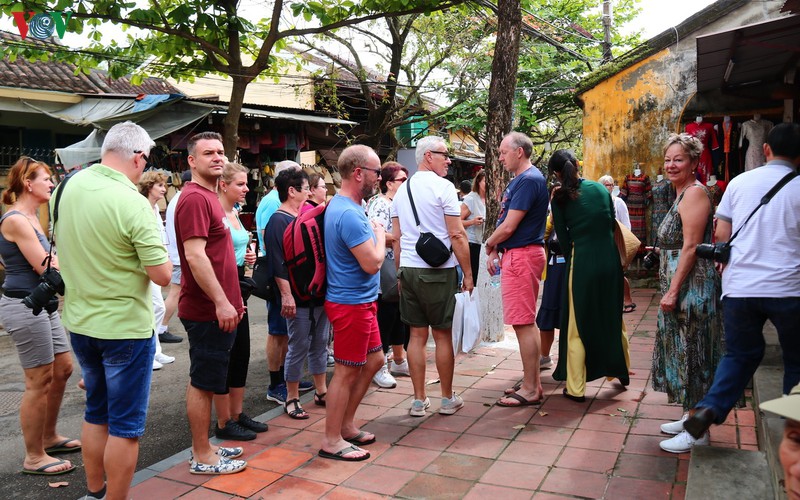chu tich tinh quang nam tro chuyen voi khach tay giua pho co hoi an hinh 2