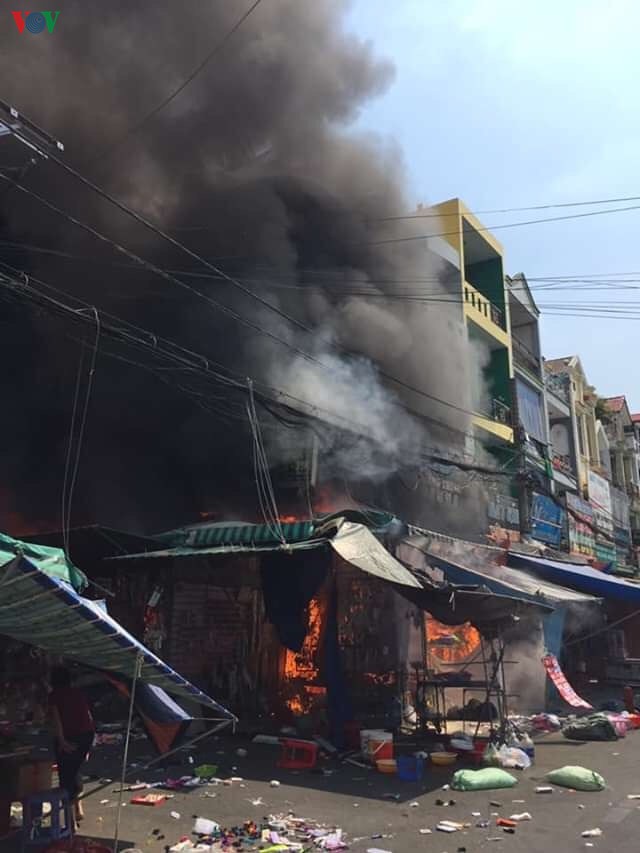 chay gan cho hanh thong tay, tieu thuong gom hang hoa thao chay hinh 2