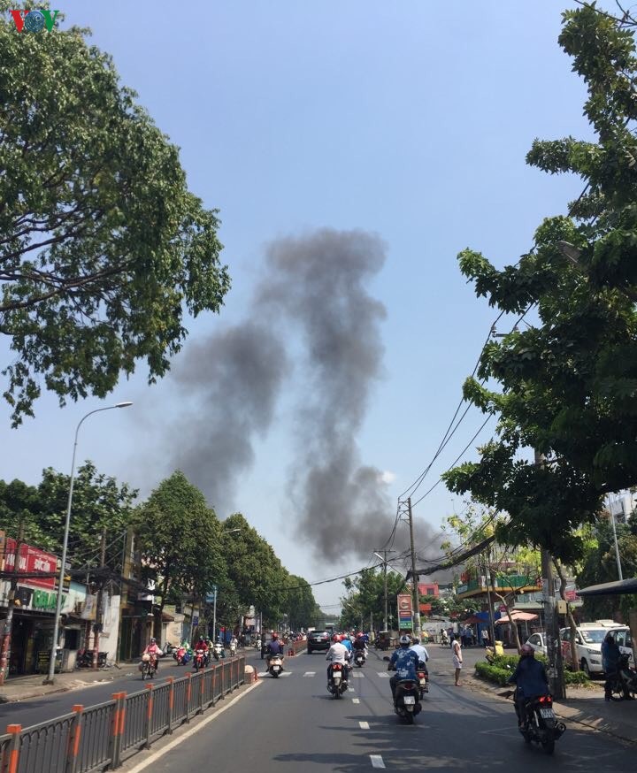 chay gan cho hanh thong tay, tieu thuong gom hang hoa thao chay hinh 7