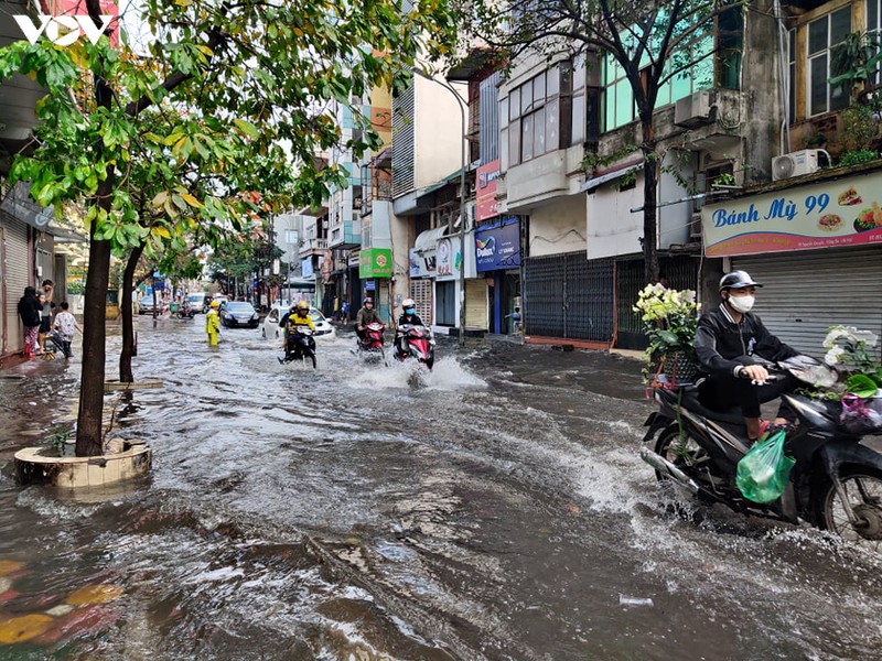 anh: duong ha noi bien thanh song "trong chop mat" sau tran mua lon hinh 22