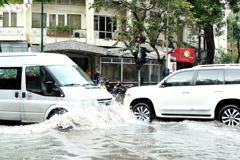 anh: duong ha noi bien thanh song "trong chop mat" sau tran mua lon hinh 6