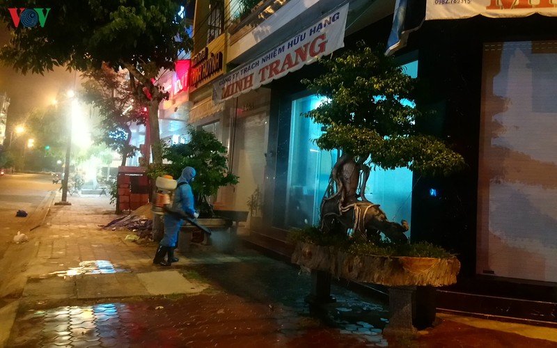 cach ly 17 nguoi, tam cho nghi hoc vi ca thu 34 mac covid-19 hinh 1